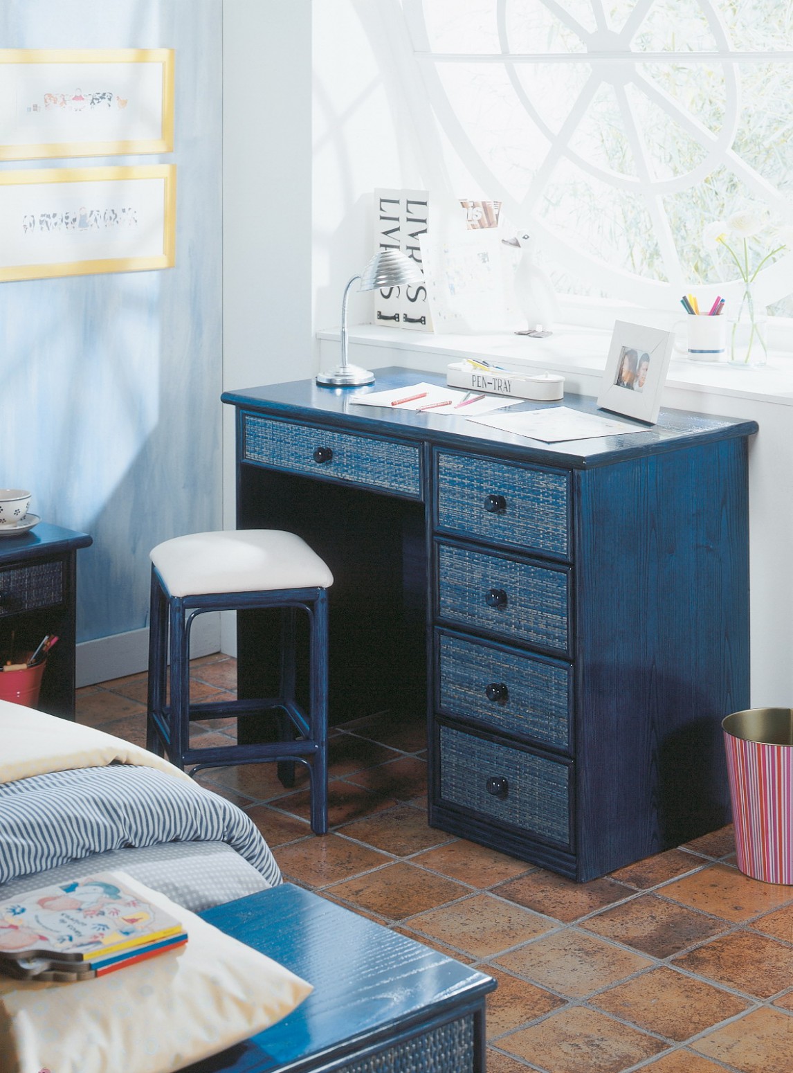 Petit bureau en rotin avec 5 tiroirs