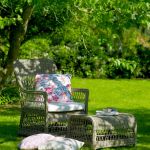 Repose pied extérieur avec fauteuil en résine tressée taupe