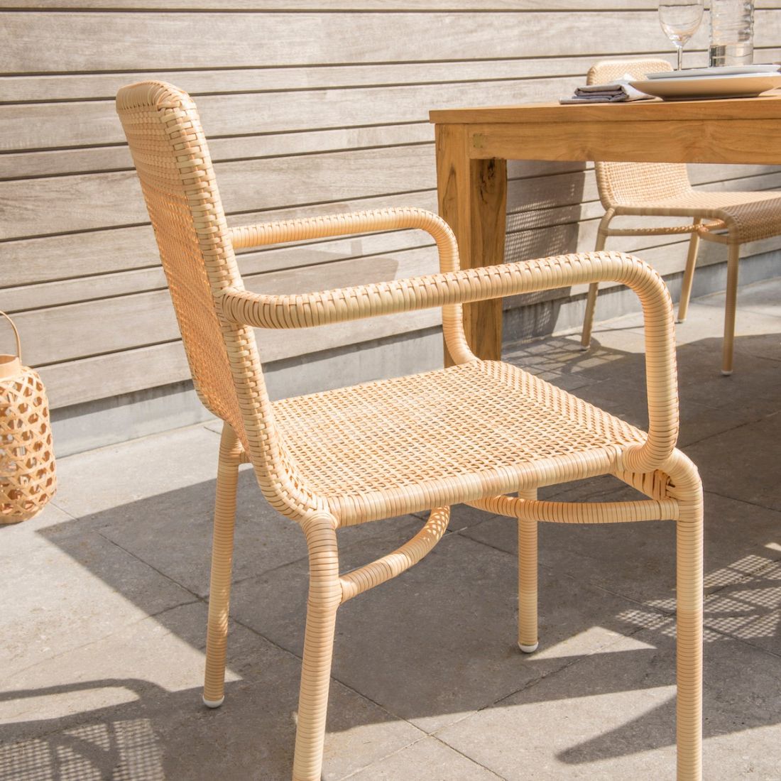 Chaise de jardin avec accoudoirs en résine tressée