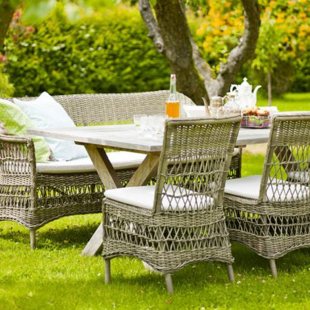 Canapé et chaises en rotin synthétique avec table de repas en teck