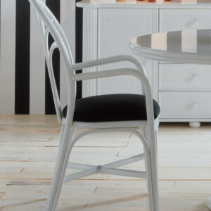 Chaise blanche en rotin avec accoudoirs