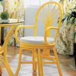 Chaise jaune en rotin avec accoudoir