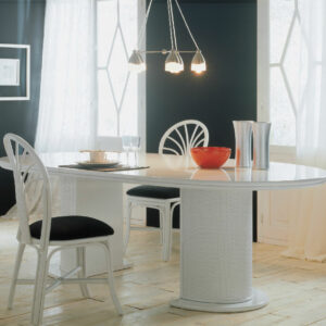 Chaises et table blanche en rotin