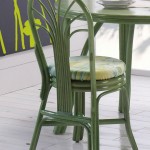 Chaise verte en rotin de salle à manger