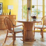 Table ronde et chaises en rotin