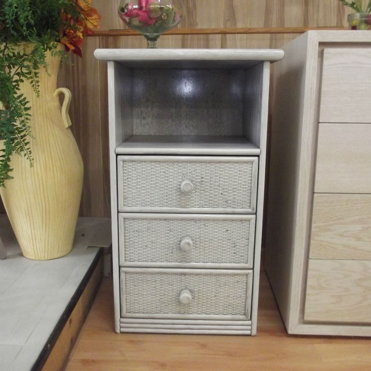 chiffonnier 3 tiroirs en rotin gris cendre Chiffonnier en rotin 3 tiroirs 1 niche couleur gris