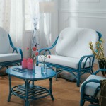 Salon en rotin bleu avec coussins blancs