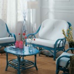 Salon en rotin bleu avec coussins blancs