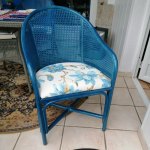 Fauteuil en rotin cannage couleur bleue avec coussin