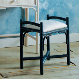 Petit tabouret bleu en rotin