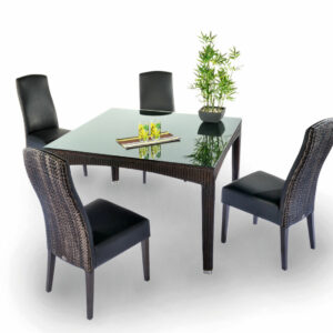 Chaises noires en loom avec table