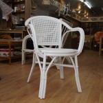 Fauteuil blanc dossier canné en rotin