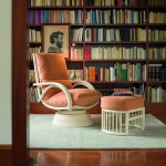 Fauteuil pivotant blanc et repose-pied en rotin