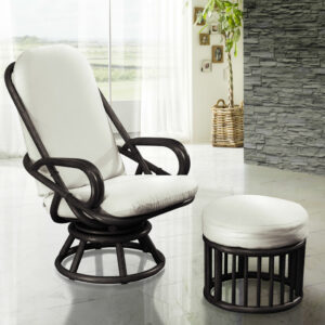 Fauteuil pivotant noir en rotin avec repose-pied