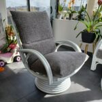 Fauteuil en rotin pivotant et basculant blanc mat avec coussins