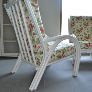 Fauteuil blanc en rotin avec dossier haut