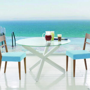Table en bois plateau verre avec chaises en bois