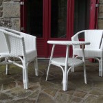 2 fauteuils et 1 table ronde en résine blanche