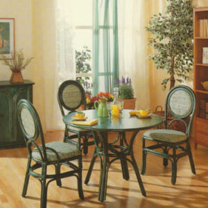 Table verte de salle à manger en rotin avec chaises