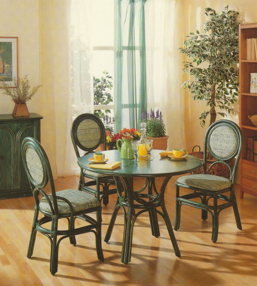 Table verte de salle à manger en rotin avec chaises