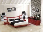 Chambre rouge contemporaine en bois et rotin