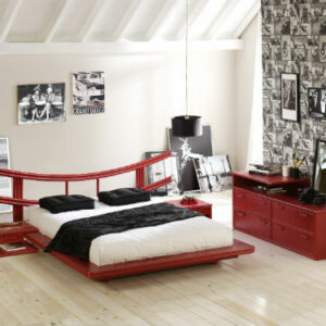 Chambre rouge contemporaine en bois et rotin