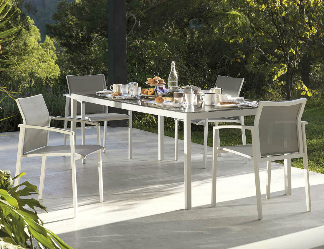 Table aluminium plateau verre avec chaises de jardin