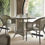 Table ronde et chaises de jardin en résine tressée taupe et aluminium