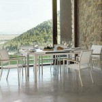 Table extensible en aluminium avec chaises aluminium blanches