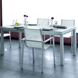 Table extensible et chaises de jardin en aluminium