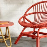 fauteuil en rotin coquille couleur corail avec table basse