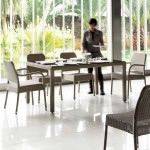 Grand table de salle à manger rectangulaire en résine tressée taupe avec chaises