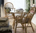 Fauteuils de repas et table ronde en rotin naturel