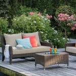 Canapé de jardin avec coussin et table basse en résine tressée