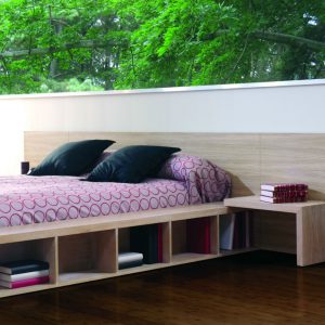 Lit en bois contemporain avec niches de rangement et chevets