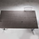 Table de salle à manger en bois vieilli avec chaises à barreaux blanches