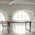 Table bois vieilli et pieds chromés avec chaises blanches