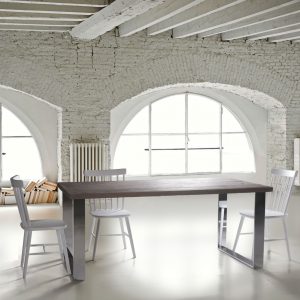Table bois vieilli et pieds chromés avec chaises blanches