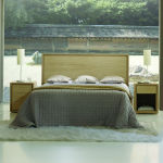 Lit en bois avec tables de nuit