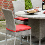 Table ovale en résine tressée avec chaises