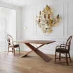 Chaises de salle à manger en rotin avec table contemporaine en bois