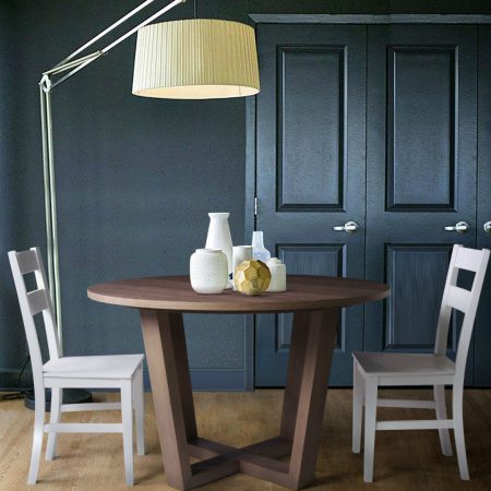 Chaises blanches en hêtre avec table ronde en bois