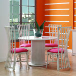 Table ronde et chaises design en rotin blanc