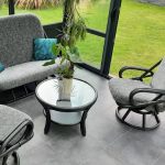 fauteuil pivotant noir en rotin