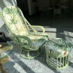 Fauteuil pivotant rotin vert avec repose pied
