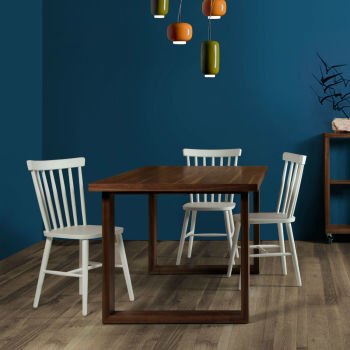 Table de salle à manger en noyer avec chaises blanches