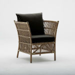 Fauteuil rotin naturel vintage avec coussin noir Sika Design