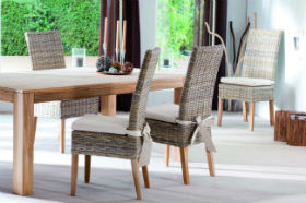 table en bois avec chaises en rotin tressé