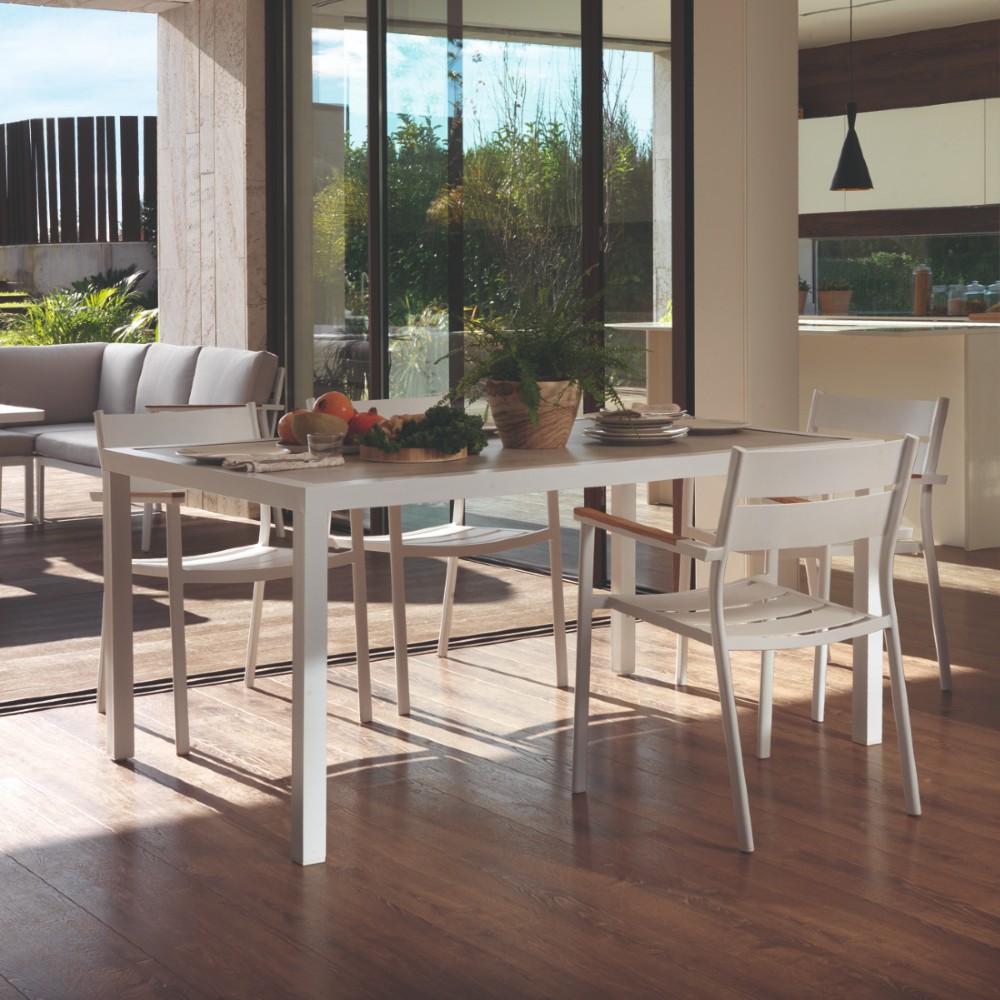 Table en aluminium blanc et plateau céramique avec 4 chaises en aluminium blanc