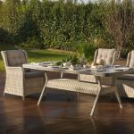 Table de jardin en résine taupe avec fauteuils de table